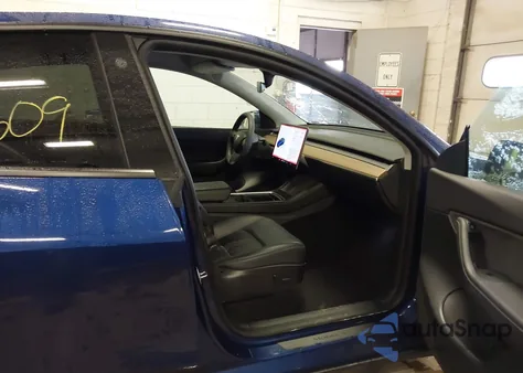 2021 Tesla Model Y Long Range Dual Motor All-Wheel Drive z USA, uszkodzony, nr VIN 5YJYGDEE2MF209015